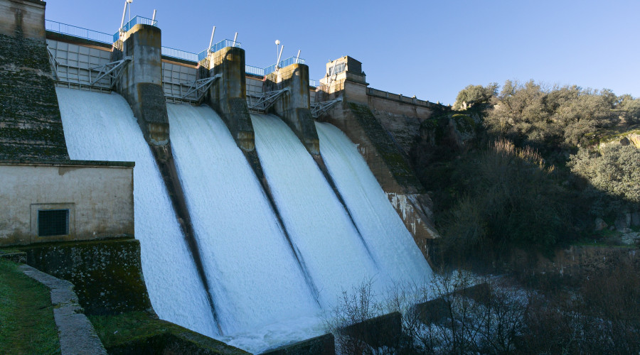 El embalse del Torcón I alcanza la cota máxima de resguardo y abre las compuertas para mantener el nivel de seguridad